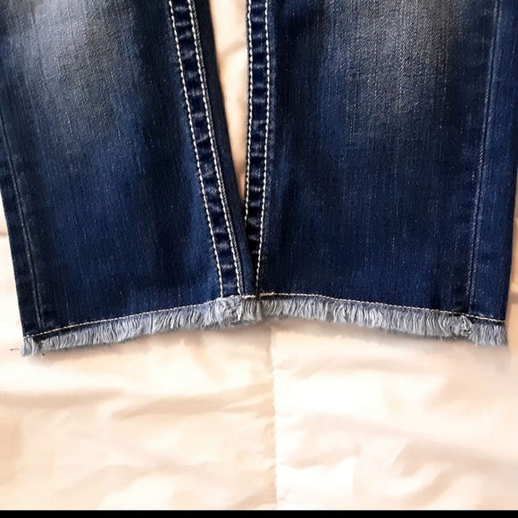 Miss Me Jeans Skinny Leg Capri Size 25 Raw Hem EUC - Picture 6 of 14